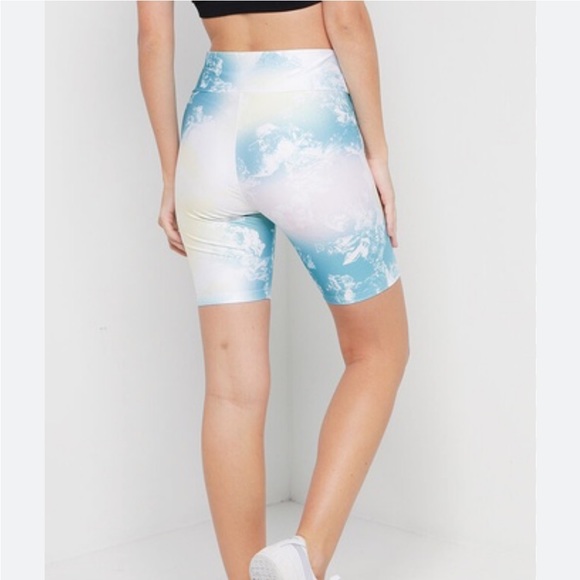 Puma Women’s Printed Pastel coloured Tight short in Size Large - Picture 5 of 5